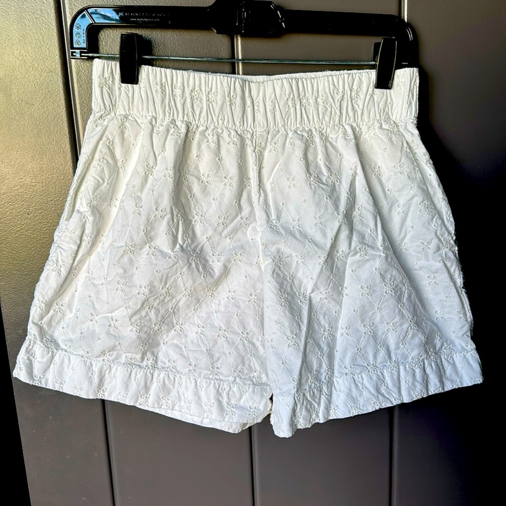 White caught on shorts with side pockets